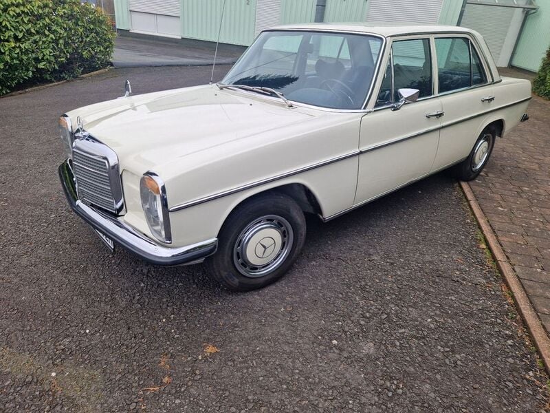 Weiß Gebraucht 1972 Mercedes W115 Limousine | 22.900 € - Bild 1/4
