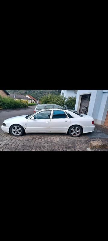 Weiß Gebraucht 1995 Audi A8 Limousine | 2.250 € - Bild 1/4