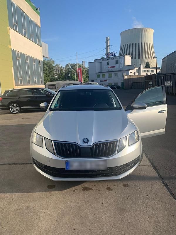 Grau Gebraucht 2018 Skoda Octavia Kombi | 5.700 € (Superpreis) - Bild 1/4