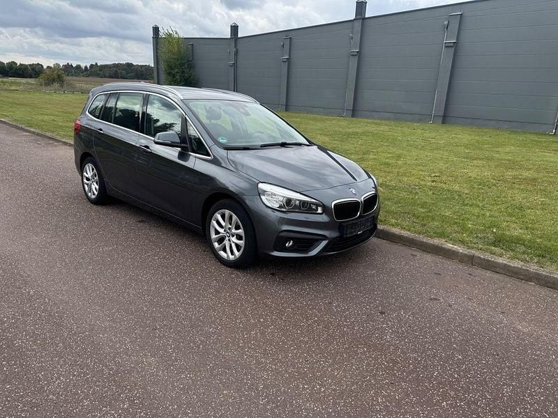 Grau Gebraucht 2017 BMW 220 Gran Tourer Advantage Van / Kleinbus | 16.900 € (Guter Preis) - Bild 1/4