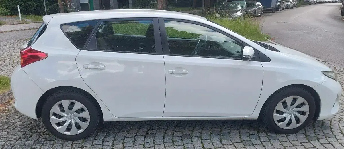 Gebraucht Toyota Auris Edition 99 PS (72 kW) 2015 Weiß Limousine