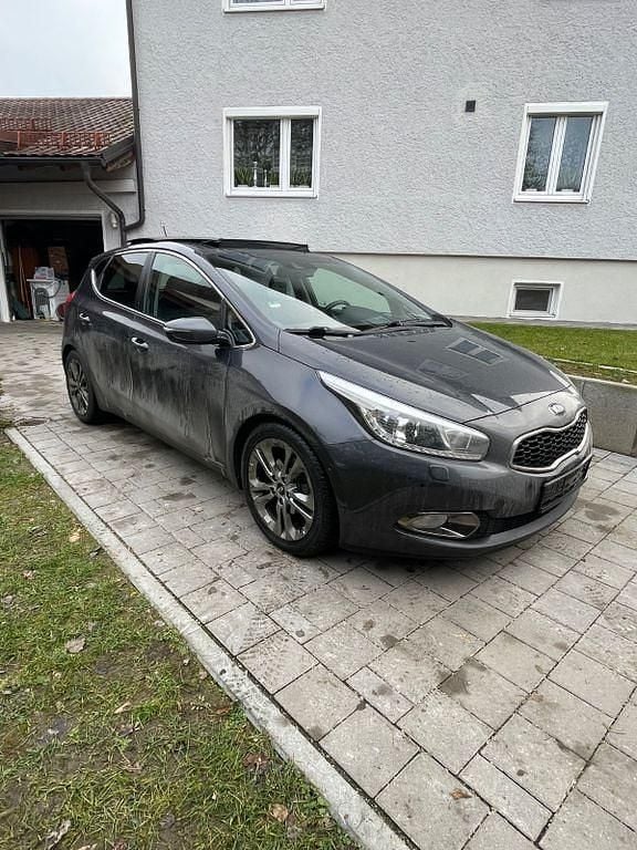 Grau Gebraucht 2012 Kia Ceed Spirit Kleinwagen | 5.689 € (Superpreis) - Bild 1/4