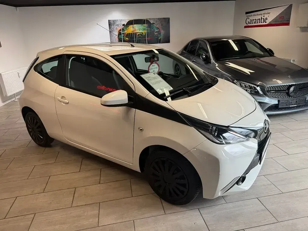 Gebraucht Toyota Aygo X-play 69 PS (50 kW) 2015 Weiß Kleinwagen