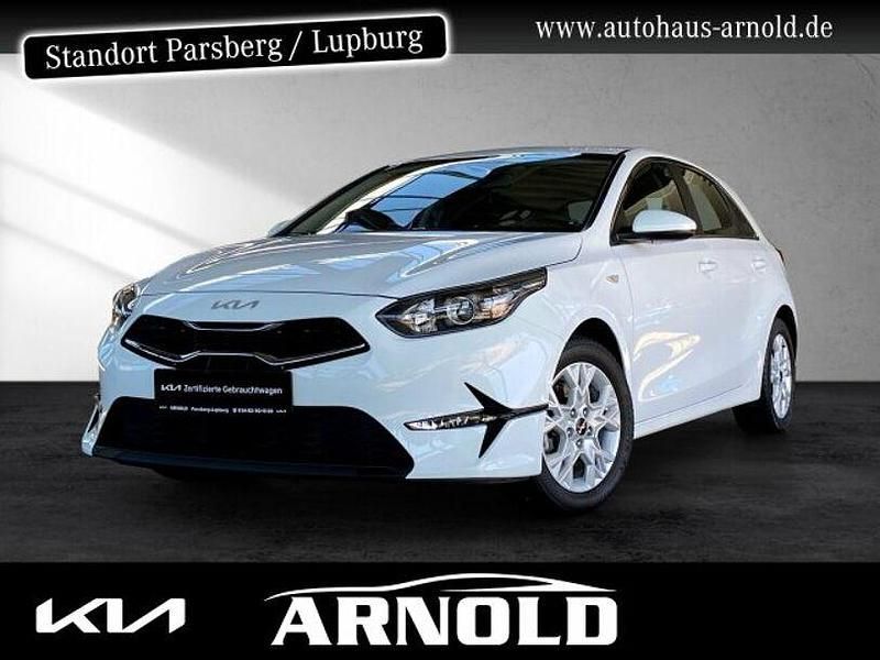 Weiß carraraweiß Gebraucht 2024 Kia Ceed Comfort Limousine | 21.830 € (Superpreis) - Bild 1/4