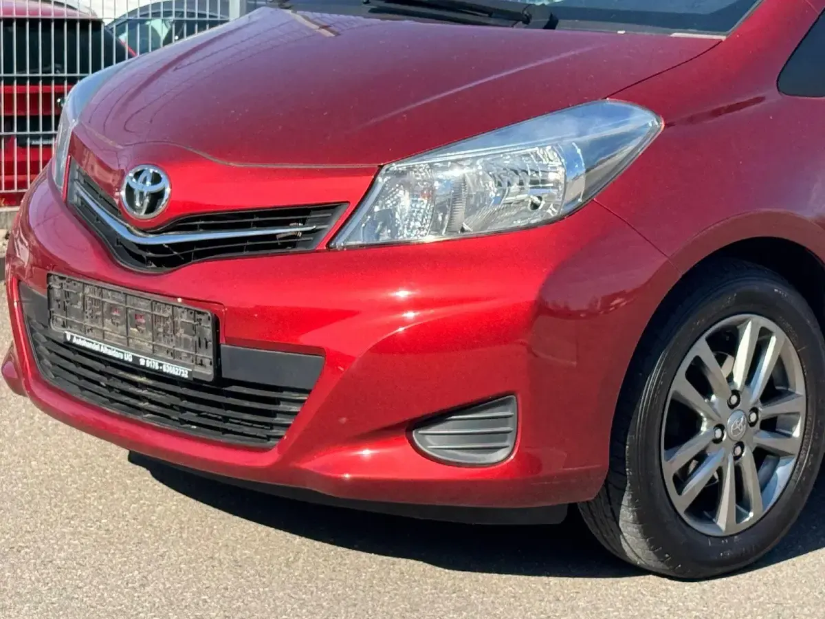 Gebraucht Toyota Yaris Edition 99 PS (72 kW) 2014 Rot Kleinwagen