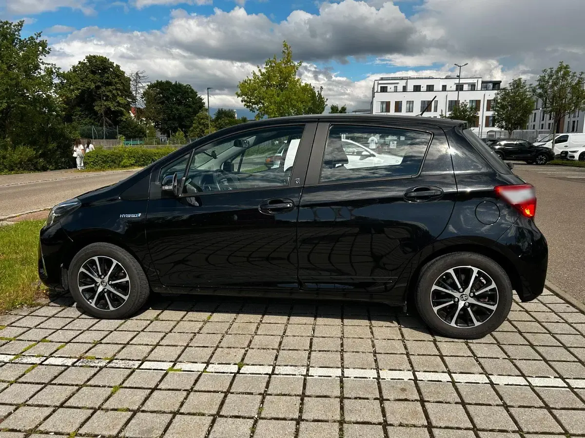 Gebraucht Toyota Yaris Hybrid Team 101 PS (74 kW) 2018 Schwarz Kleinwagen