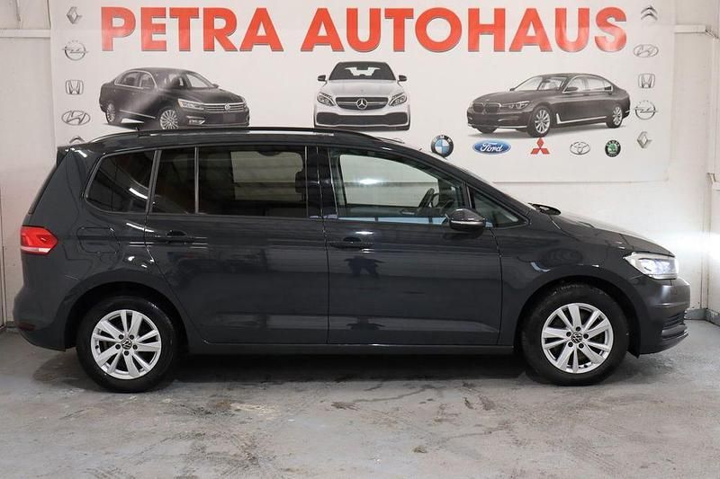 Grau Gebraucht 2022 VW Touran Highline Van / Kleinbus | 19.499 € (Superpreis) - Bild 1/4