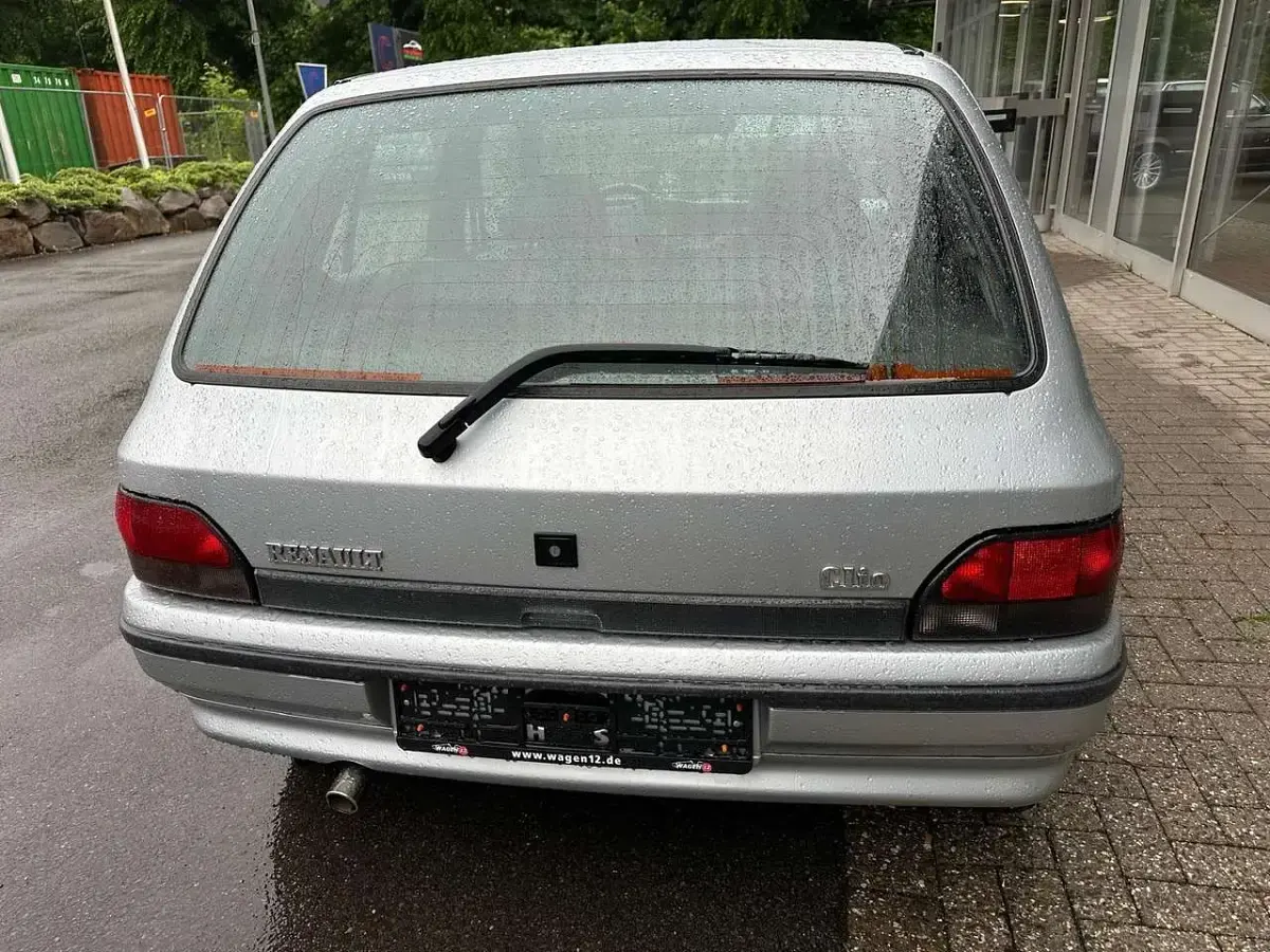 Gebraucht Renault Clio 90 PS (66 kW) 1995 Grausilber metallic, code 640 Kleinwagen
