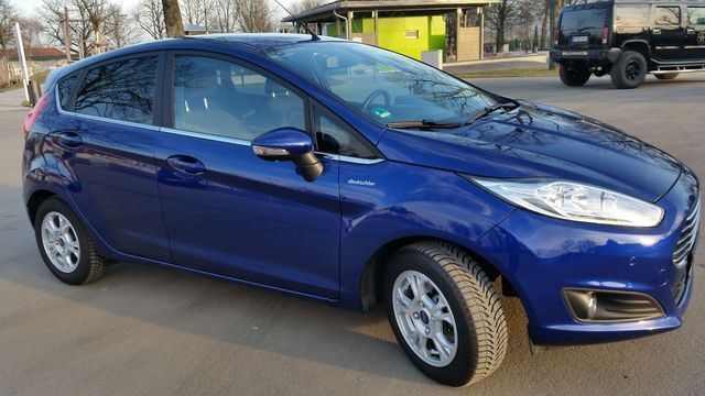 Gebraucht Ford Fiesta Titanium 101 PS (74 kW) 2014 Blau metallic Kleinwagen