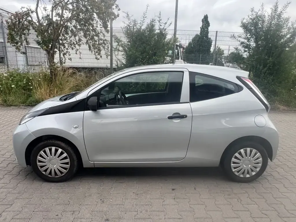 Gebraucht Toyota Aygo 69 PS (50 kW) 2017 Silber Kleinwagen