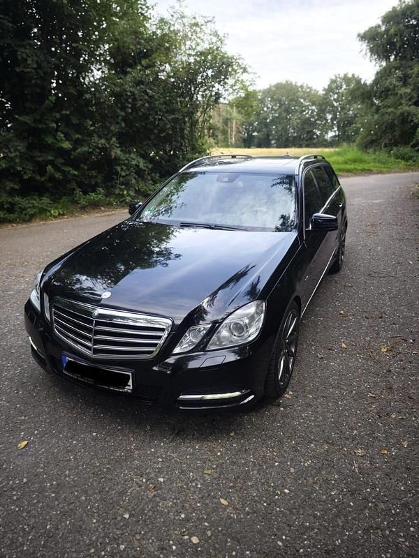 Schwarz Gebraucht 2011 Mercedes E350 Kombi | 6.850 € (Superpreis) - Bild 1/4