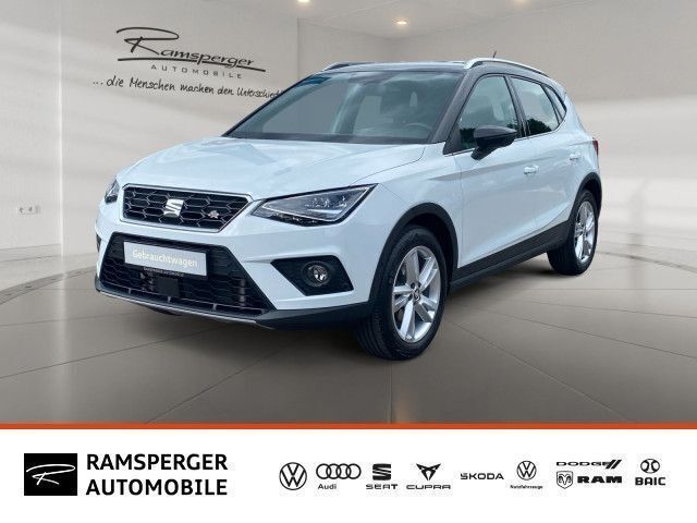 Weiß (nevada weiß metallic/midnight schwarz me) Gebraucht 2021 Seat Arona FR SUV | 19.930 € (Fairer Preis) - Bild 1/4