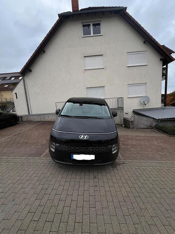 Braun Gebraucht 2024 Hyundai Staria Prime Van | 43.200 € (Guter Preis) - Bild 1/4