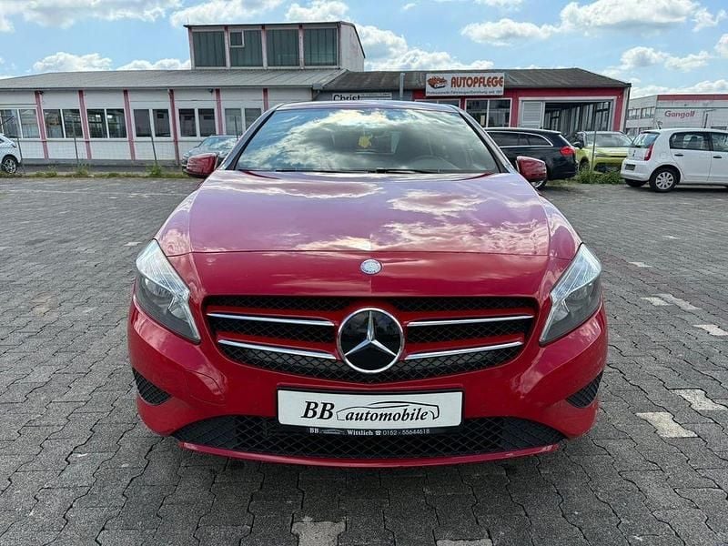 Rot Gebraucht 2015 Mercedes A180 Limousine | 11.500 € (Guter Preis) - Bild 1/4