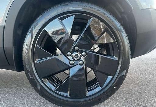 Neu Volvo XC40 Plus 163 PS (119 kW) 2025 Grau SUV