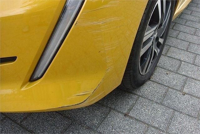 Gebraucht Peugeot 208 Allure 102 PS (75 kW) 2022 Gelb Kleinwagen