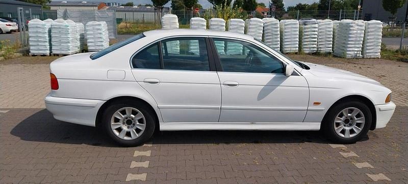 Weiß Gebraucht 2002 BMW 520 Limousine | 3.099 € (Fairer Preis) - Bild 1/4