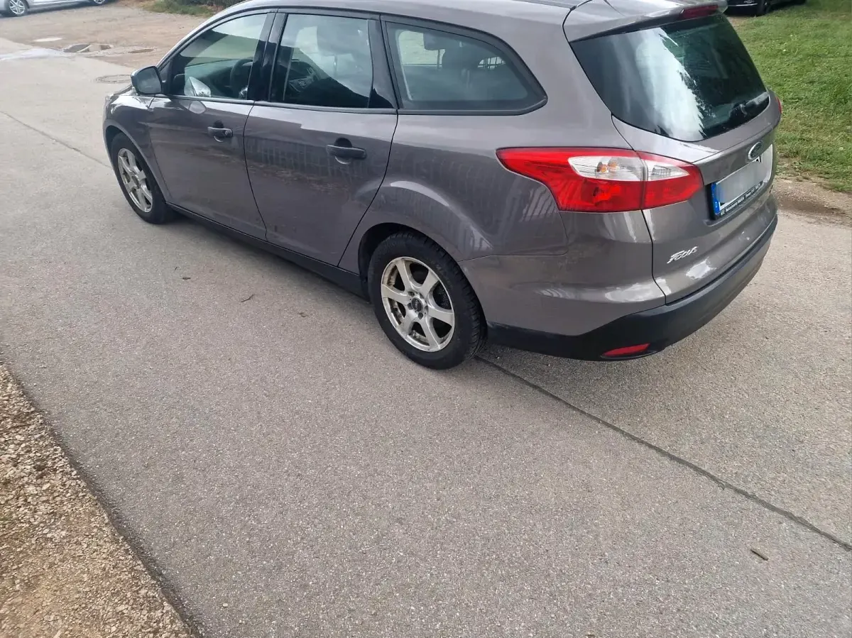 Usado Ford Focus 101 CV (74 kW) 2014 Marrón Familiar