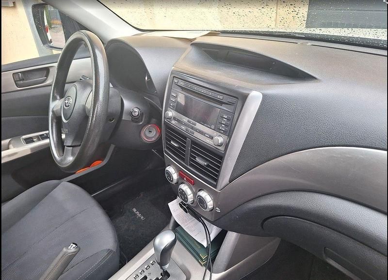 Beige Gebraucht 2011 Subaru Forester Active SUV | 11.700 € - Bild 1/4