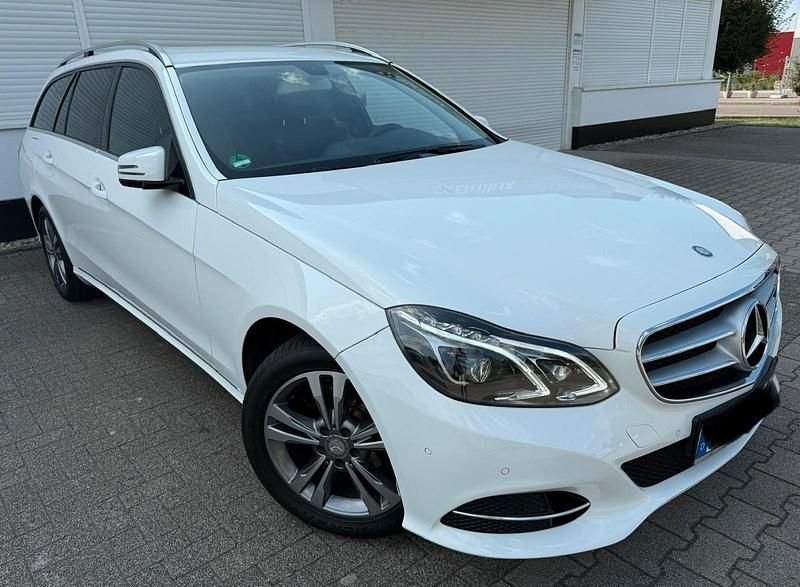 Weiß Gebraucht 2016 Mercedes E220 Edition Kombi | 17.500 € (Fairer Preis) - Bild 1/4