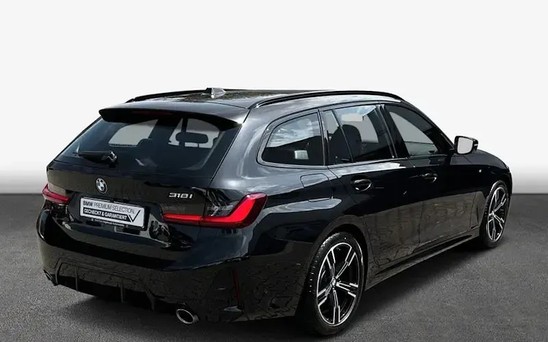 Gebraucht BMW 318 Performance 156 PS (114 kW) 2023 Saphirschwarz metallic Kombi