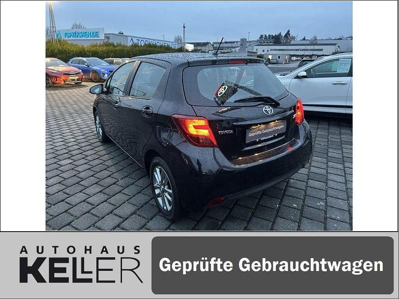 Gebraucht Toyota Yaris Basis 99 PS (72 kW) 2016 Mysticschwarz mica Limousine