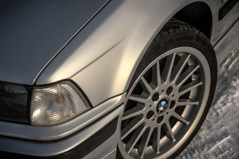 Silber Gebraucht 1998 BMW 323 Sport Line Limousine | 8.399 € (Fairer Preis) - Bild 1/4