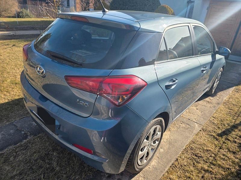 Gebraucht Hyundai i20 Trend 84 PS (61 kW) 2015 Blau Kleinwagen