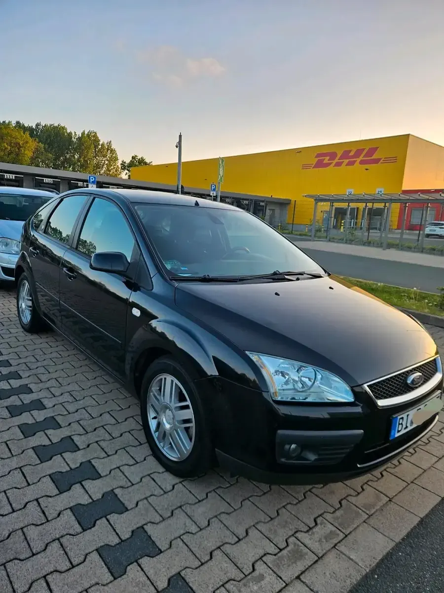 Gebraucht Ford Focus Ghia 116 PS (85 kW) 2004 Schwarz Limousine