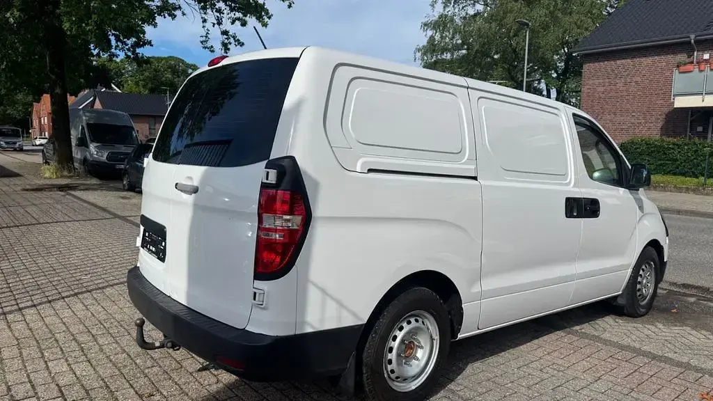 Gebraucht Hyundai H-1 170 PS (125 kW) 2018 Weiß Van / Kleinbus