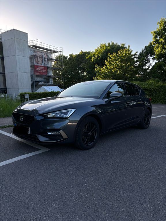 Grau Gebraucht 2020 Seat Leon Limousine | 22.999 € (Teuer) - Bild 1/4