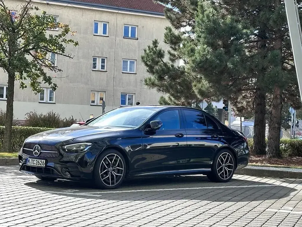 Second-hand Mercedes E220 AMG 194 CP (142 kW) 2022 Negru Berlinǎ