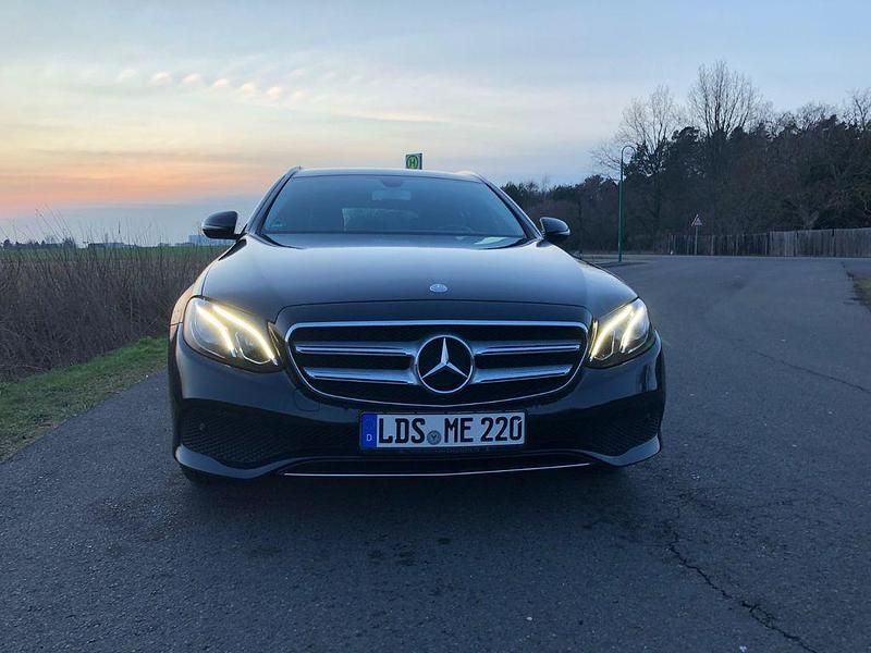 Second-hand Mercedes 220 194 CP (142 kW) 2017 Negru Berlinǎ