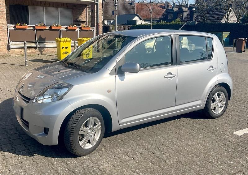 Gebraucht Daihatsu Sirion 87 PS (63 kW) 2009 Silber Kleinwagen