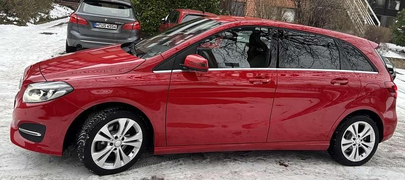 Gebraucht Mercedes B200 Edition 136 PS (100 kW) 2018 Rot Van / Kleinbus