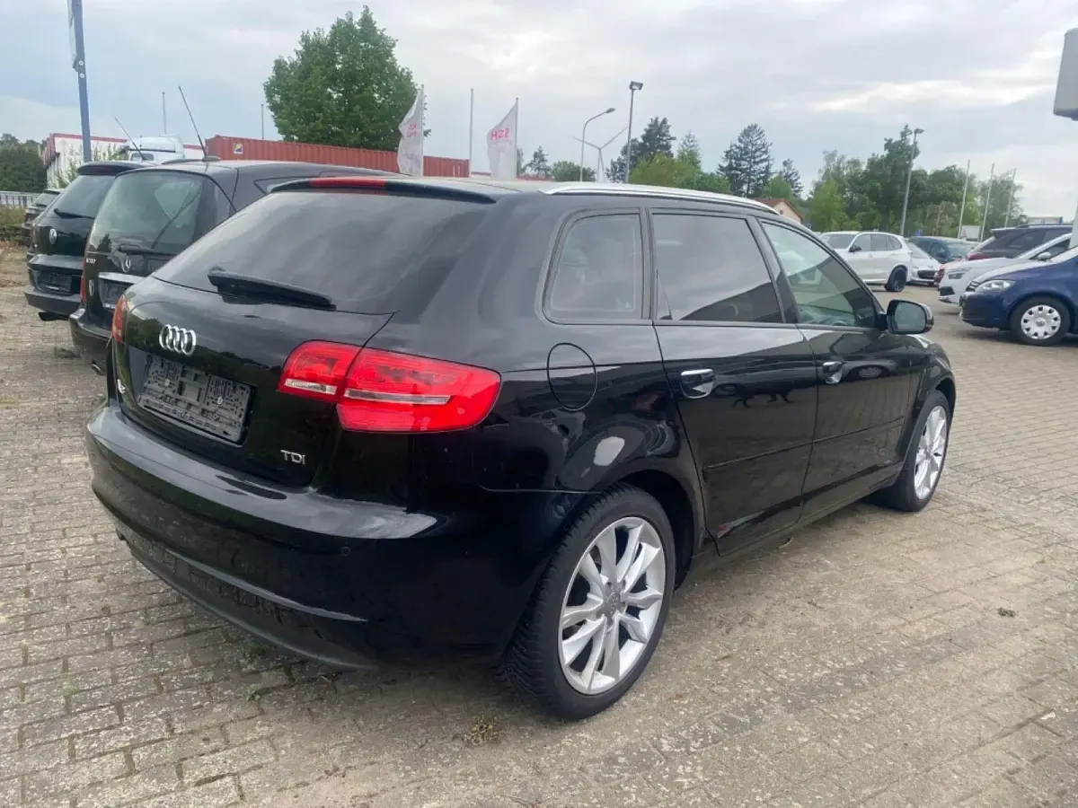 Używany Audi A3 Ambition 105 KM (77 kW) 2012 Czarny Hatchback
