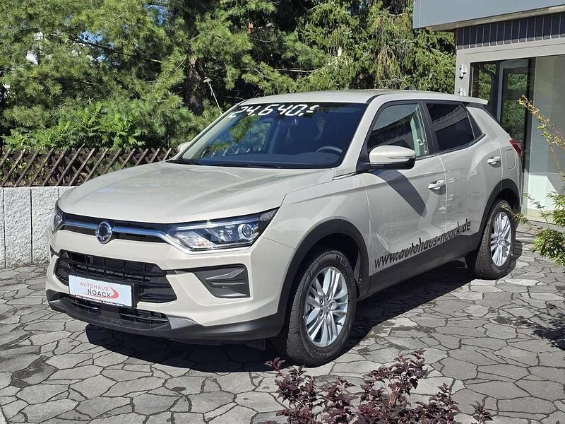 Latte greige Neu 2025 Ssangyong (KGM) Korando SUV | 24.640 € - Bild 1/4