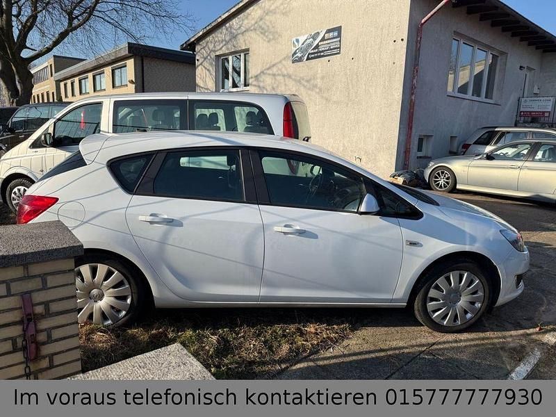 Gebraucht Opel Astra Edition 116 PS (85 kW) 2013 Weiß Limousine