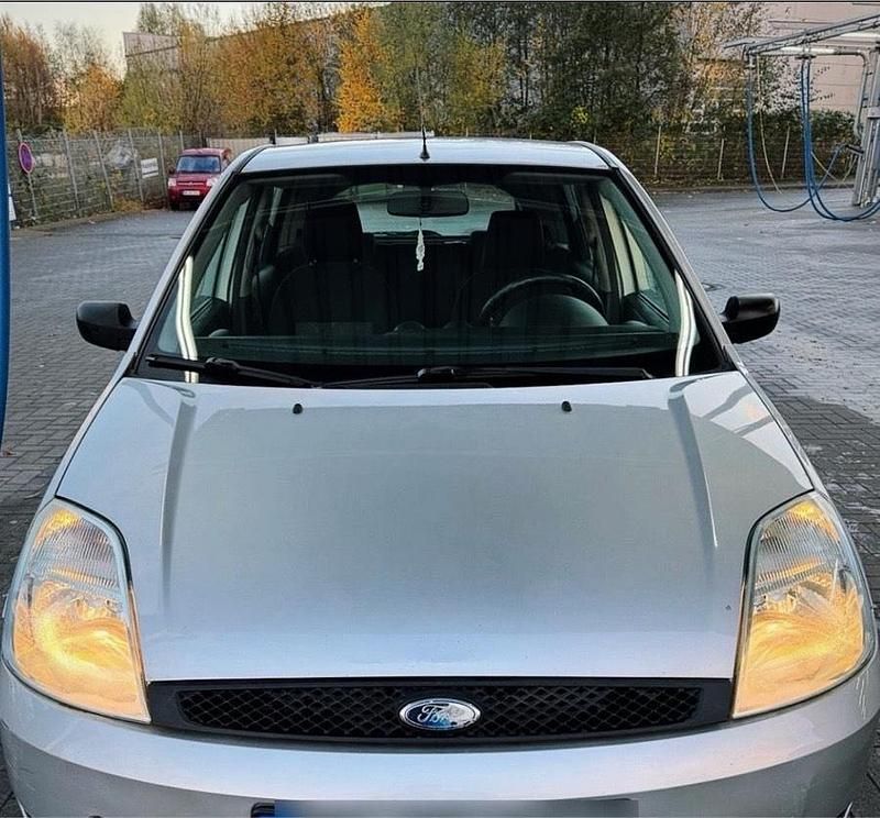 Grau Gebraucht 2009 Ford Fiesta Kleinwagen | 1.250 € (Superpreis) - Bild 1/4