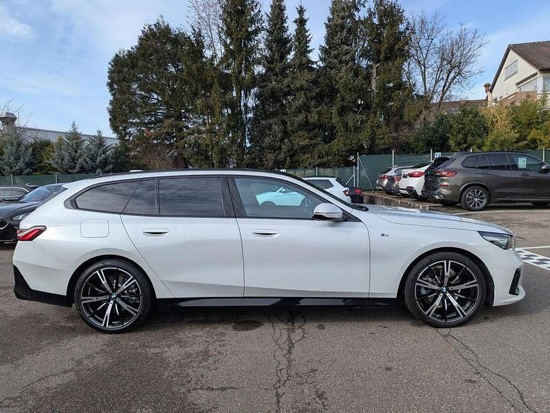 Gebraucht BMW 520 M Sport 197 PS (144 kW) 2025 Mineralweiß Kombi