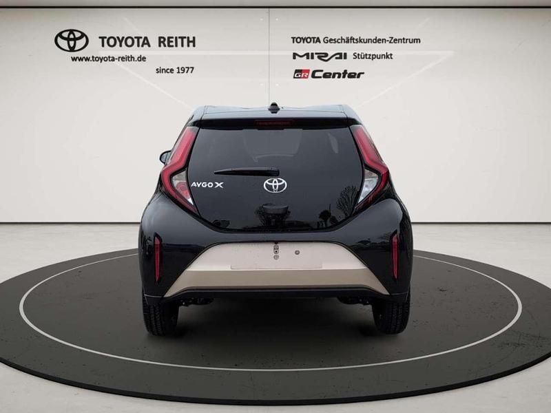 Neu Toyota Aygo X 72 PS (52 kW) 2025 Ginger beige (4u9)/ black mica SUV