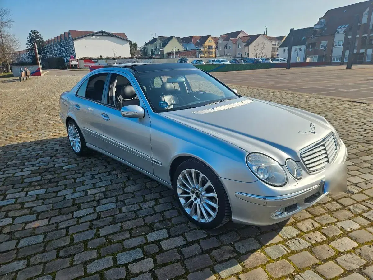 Używany Mercedes E500 Elegance 306 KM (225 kW) 2004 Srebrny Sedan/Limuzyna