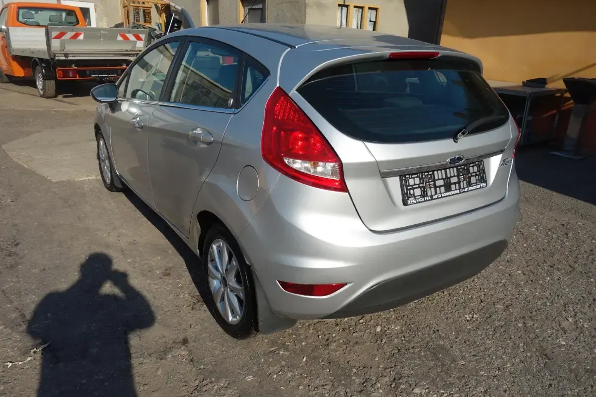 Gebraucht Ford Fiesta 82 PS (60 kW) 2009 Silber Limousine