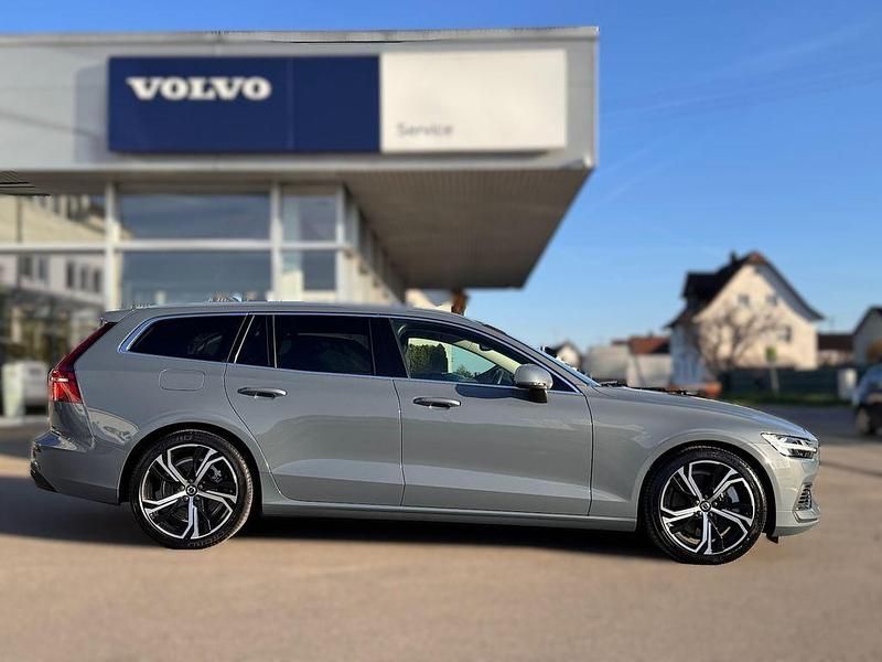 Gebraucht Volvo V60 Plus 398 PS (292 kW) 2023 Grau (metallic) Kombi