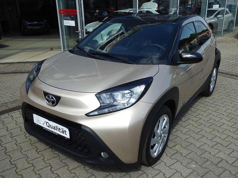 Ginger beige / schwarz Gebraucht 2022 Toyota Aygo Pulse Kleinwagen | 14.990 € (Fairer Preis) - Bild 1/4
