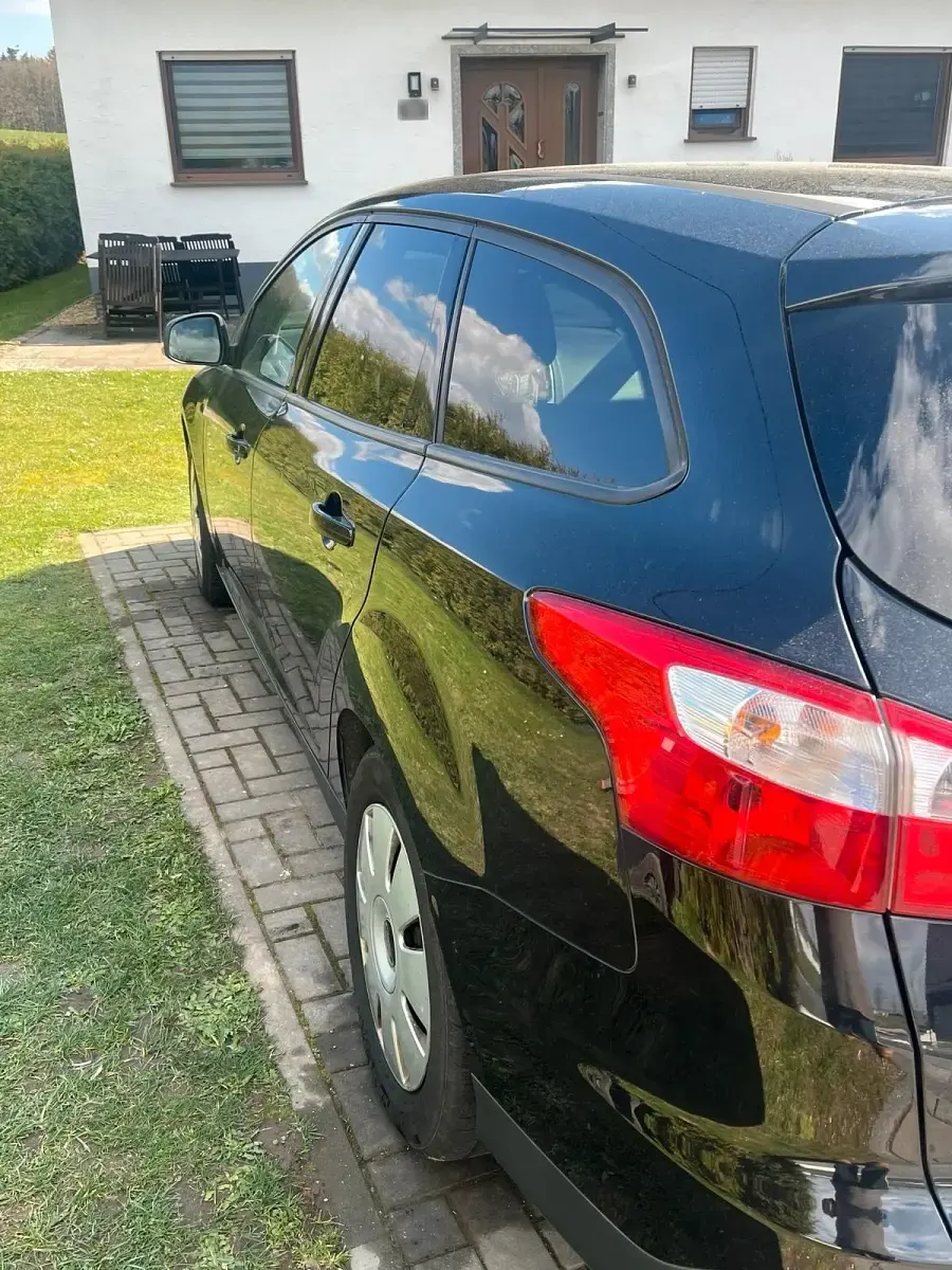 Gebraucht Ford Focus 101 PS (74 kW) 2012 Schwarz Kombi