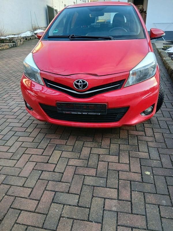Rot Gebraucht 2012 Toyota Yaris Life Kleinwagen | 3.500 € (Guter Preis) - Bild 1/4