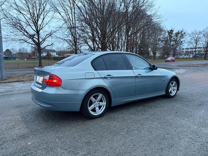 Gebraucht BMW 318 143 PS (105 kW) 2008 Grau Limousine