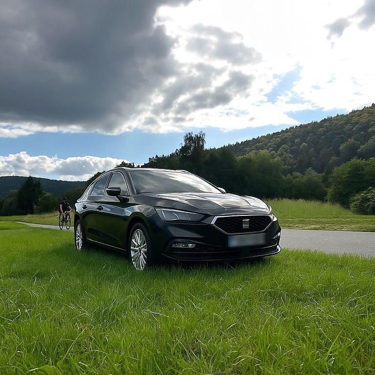 Grau Gebraucht 2022 Seat Leon XCELLENCE Limousine | 24.999 € (Teuer) - Bild 1/4