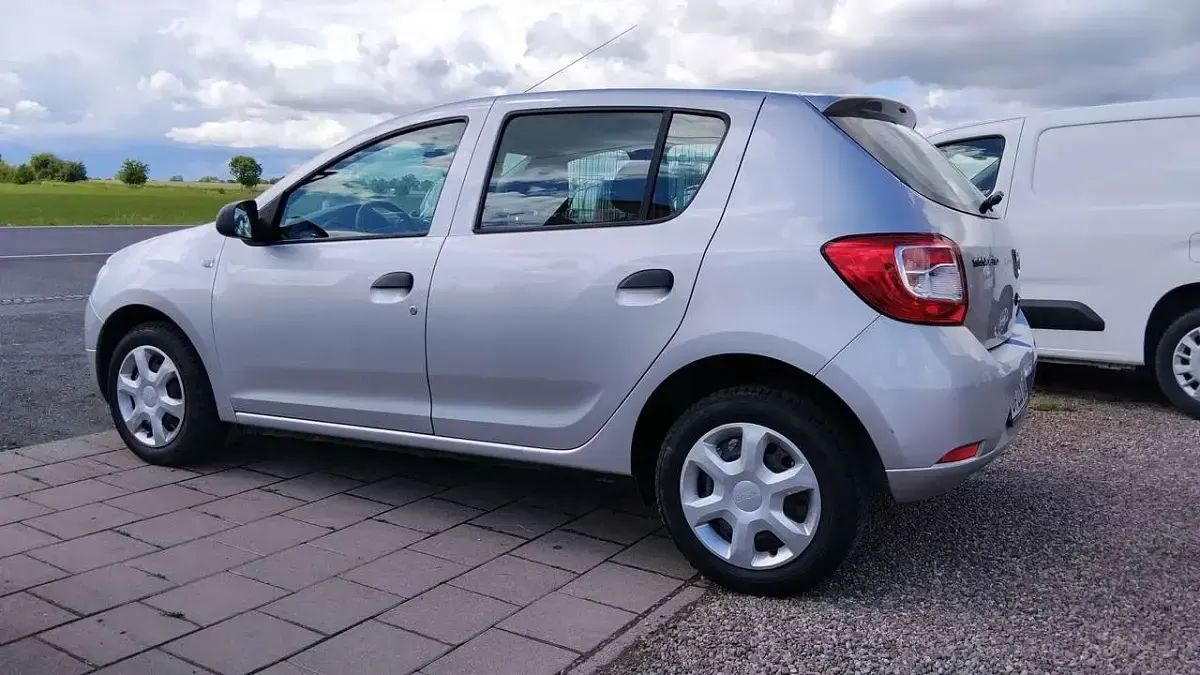 Gebraucht Dacia Sandero 75 PS (55 kW) 2014 Silber Limousine